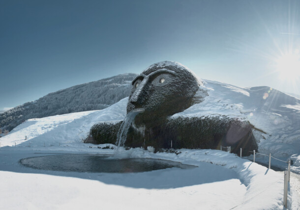    The Giant at Swarovski Crystal Worlds in winter / Swarovski Kristallwelten